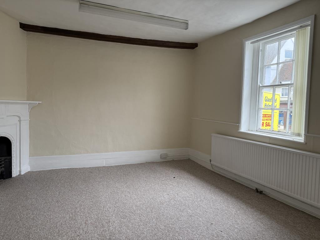 Lot: 83 - FREEHOLD TOWN CENTRE COMMERCIAL INVESTMENT AND UPPER FLOORS WITH POTENTIAL - One of the Vacant Rooms on the First Floor